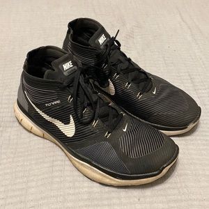Black Nike Flywire tennis shoes